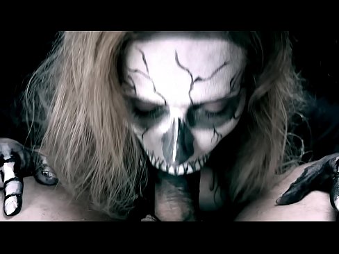 ❤️ Demon famke sûgje hoanne mei har swarte mûle en slikken cum. ☑ Porno by wy ❌