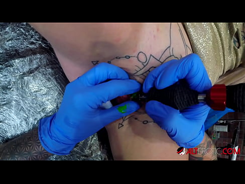 ❤️ Ekstreem tattooed hottie Sully Savage krige in tattoo op har klitoris ☑ Porno by wy ❌