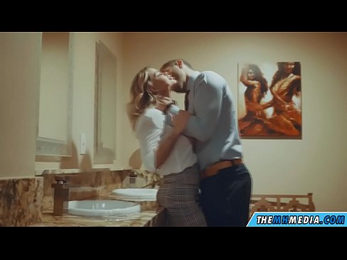 ❤️ As in busty blonde jo ferliedt yn in iepenbier toilet ☑ Porno by wy ❌